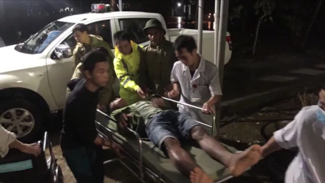 Đưa 5 công nhân bị thương ở thủy điện Rào Trăng đi bệnh viện - 5