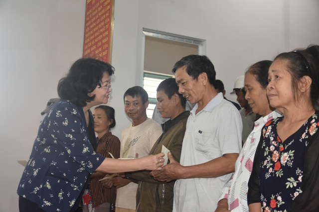 Phó Chủ tịch nước tặng quà gia đình chính sách và người dân vùng lũ - 1