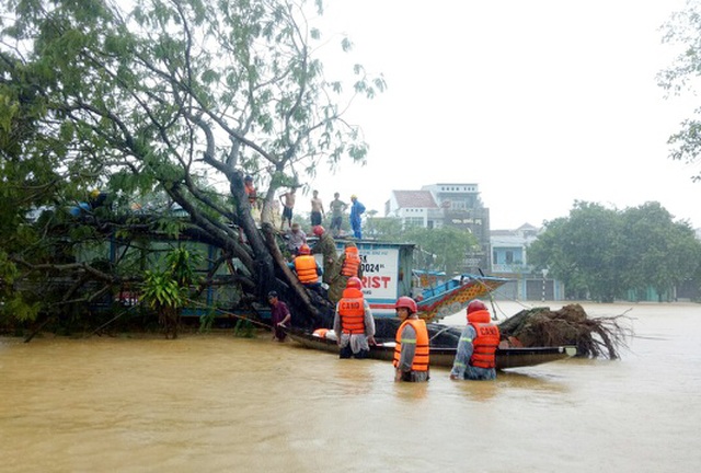 40 người chết và mất tích do mưa lũ ở miền Trung - 1