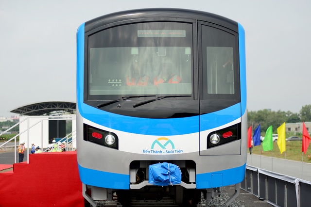 Buồng lái tàu metro.jpg Buồng lái tàu metro.jpg
