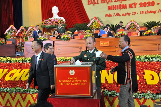 Đại biểu dự Đại hội Đảng Đắk Lắk ủng hộ 110 triệu giúp người dân miền Trung - 1 Đại biểu dự Đại hội Đảng Đắk Lắk ủng hộ 110 triệu giúp người dân miền Trung - 1