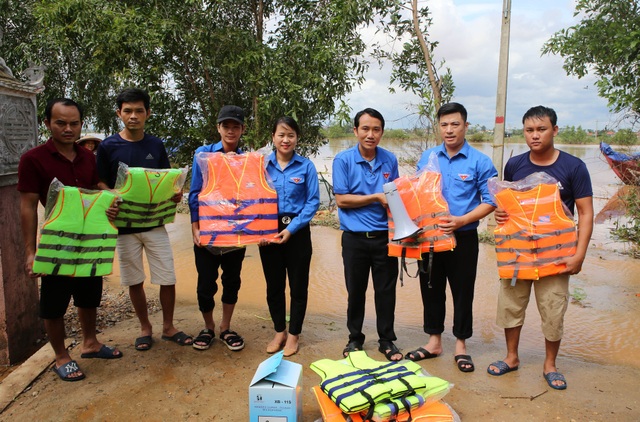 Thanh niên tham gia cứu nạn trên biển nhận huy hiệu “Tuổi trẻ dũng cảm” - 3 Thanh niên tham gia cứu nạn trên biển nhận huy hiệu “Tuổi trẻ dũng cảm” - 3