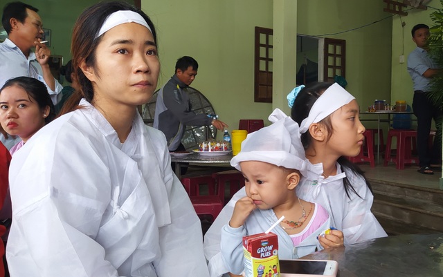 Bố mẹ bị lũ cuốn trôi, con gái 2 tuổi ngơ ngác đội khăn tang - 2 Bố mẹ bị lũ cuốn trôi, con gái 2 tuổi ngơ ngác đội khăn tang - 2