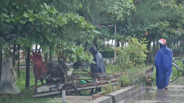 Ngư dân hối hả kéo thuyền bè lên bờ tránh bão - 6 Ngư dân hối hả kéo thuyền bè lên bờ tránh bão - 6