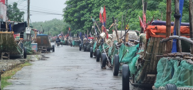 Ngư dân hối hả kéo thuyền bè lên bờ tránh bão - 3 Ngư dân hối hả kéo thuyền bè lên bờ tránh bão - 3