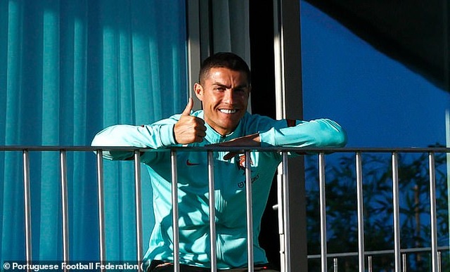Ngồi cách ly trên ban công, C.Ronaldo vẫn nở nụ cười tươi rói - 2