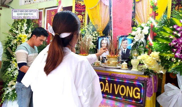 Bố mẹ bị lũ cuốn trôi, con gái 2 tuổi ngơ ngác đội khăn tang - 5 Bố mẹ bị lũ cuốn trôi, con gái 2 tuổi ngơ ngác đội khăn tang - 5