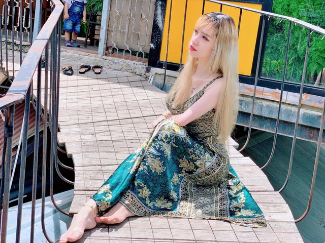 Chuyện về cô gái dùng chân trang điểm trở thành hot livestream - 9 Chuyện về cô gái dùng chân trang điểm trở thành hot livestream - 9