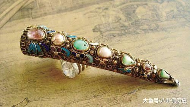 Bí ẩn phía sau bộ móng giả bằng vàng tinh xảo của cung tần, mỹ nữ nhà Thanh - 2 Bí ẩn phía sau bộ móng giả bằng vàng tinh xảo của cung tần, mỹ nữ nhà Thanh - 2