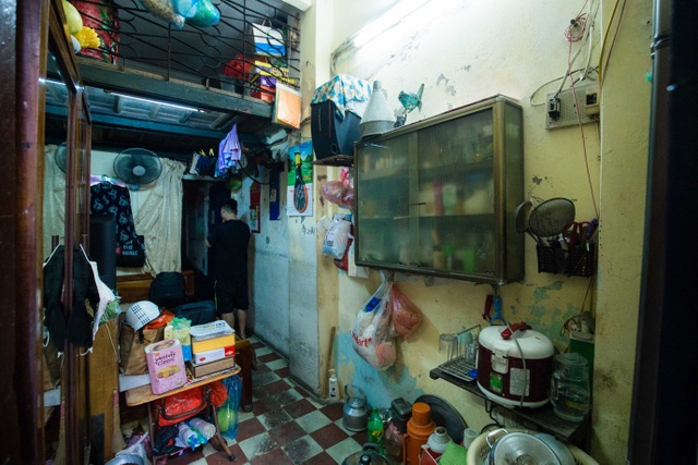 Sống khổ ở phố cổ Hà Nội: Căn nhà 9m2 là lối đi chung của 6 hộ dân khác - 2 Sống khổ ở phố cổ Hà Nội: Căn nhà 9m2 là lối đi chung của 6 hộ dân khác - 2