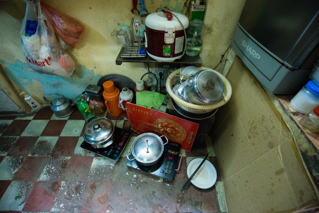 Sống khổ ở phố cổ Hà Nội: Căn nhà 9m2 là lối đi chung của 6 hộ dân khác - 5 Sống khổ ở phố cổ Hà Nội: Căn nhà 9m2 là lối đi chung của 6 hộ dân khác - 5