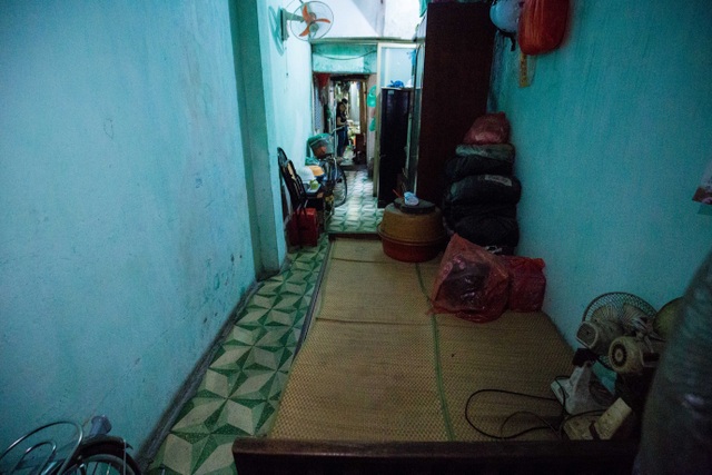 Sống khổ ở phố cổ Hà Nội: Căn nhà 9m2 là lối đi chung của 6 hộ dân khác - 7 Sống khổ ở phố cổ Hà Nội: Căn nhà 9m2 là lối đi chung của 6 hộ dân khác - 7