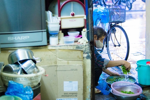 Sống khổ ở phố cổ Hà Nội: Căn nhà 9m2 là lối đi chung của 6 hộ dân khác - 11 Sống khổ ở phố cổ Hà Nội: Căn nhà 9m2 là lối đi chung của 6 hộ dân khác - 11