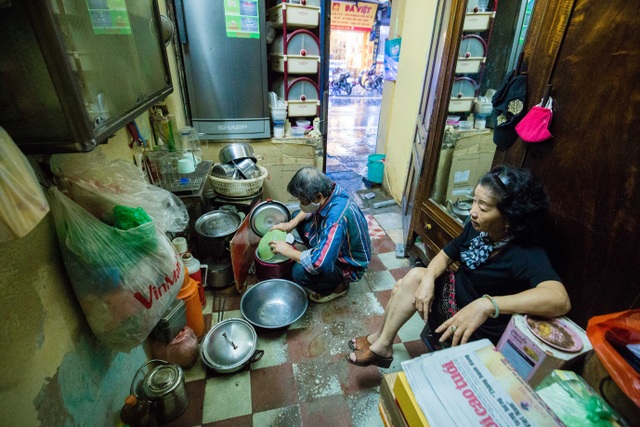 Sống khổ ở phố cổ Hà Nội: Căn nhà 9m2 là lối đi chung của 6 hộ dân khác - 12 Sống khổ ở phố cổ Hà Nội: Căn nhà 9m2 là lối đi chung của 6 hộ dân khác - 12
