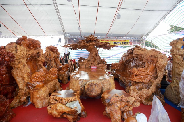 Xôn xao bộ bàn ghế “khủng” từ gỗ nu, chạm khắc tứ linh tinh xảo ở Hà Nội - 1