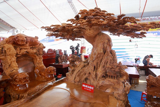 Xôn xao bộ bàn ghế “khủng” từ gỗ nu, chạm khắc tứ linh tinh xảo ở Hà Nội - 4