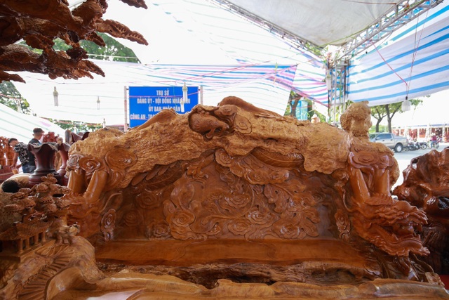 Xôn xao bộ bàn ghế “khủng” từ gỗ nu, chạm khắc tứ linh tinh xảo ở Hà Nội - 10