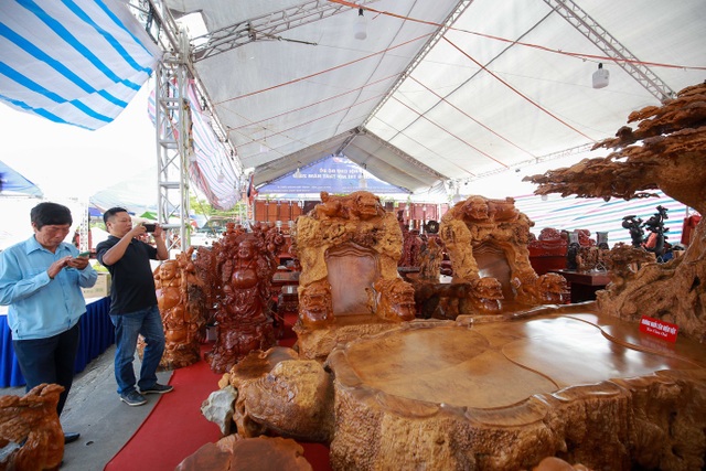 Xôn xao bộ bàn ghế “khủng” từ gỗ nu, chạm khắc tứ linh tinh xảo ở Hà Nội - 12 Xôn xao bộ bàn ghế “khủng” từ gỗ nu, chạm khắc tứ linh tinh xảo ở Hà Nội - 12