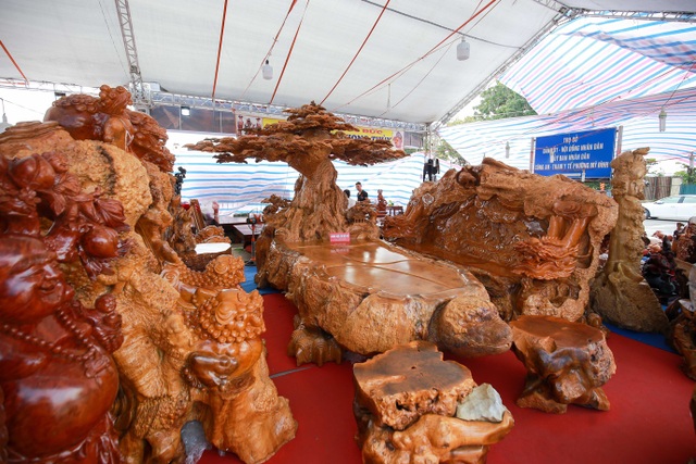 Xôn xao bộ bàn ghế “khủng” từ gỗ nu, chạm khắc tứ linh tinh xảo ở Hà Nội - 13 Xôn xao bộ bàn ghế “khủng” từ gỗ nu, chạm khắc tứ linh tinh xảo ở Hà Nội - 13