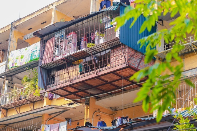 Hà Nội kiên quyết di dời các hộ dân ra khỏi chung cư cũ nguy hiểm - 2 Hà Nội kiên quyết di dời các hộ dân ra khỏi chung cư cũ nguy hiểm - 2