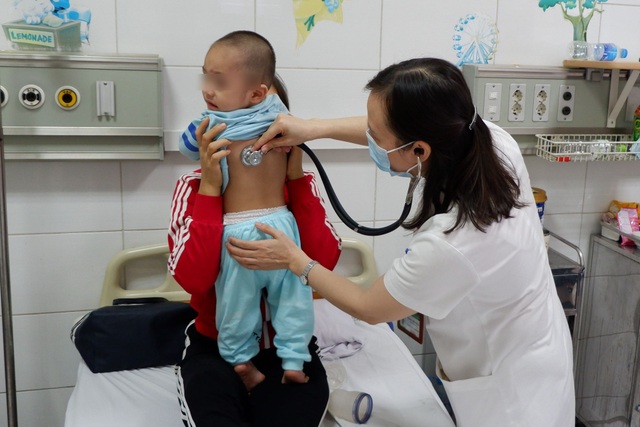 Cảnh báo: Nhiều trẻ viêm đường hô hấp bị bội nhiễm vì gia đình tự điều trị - 1 Cảnh báo: Nhiều trẻ viêm đường hô hấp bị bội nhiễm vì gia đình tự điều trị - 1
