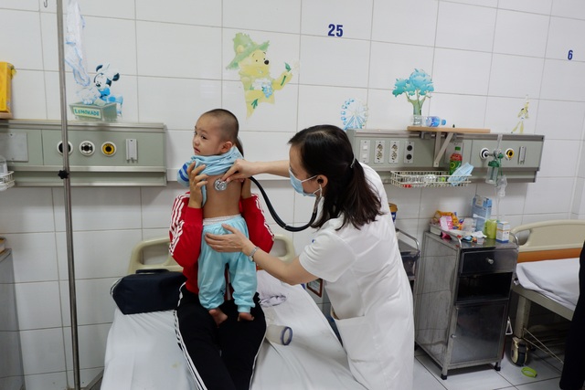 Cảnh báo: Nhiều trẻ viêm đường hô hấp bị bội nhiễm vì gia đình tự điều trị - 3 Cảnh báo: Nhiều trẻ viêm đường hô hấp bị bội nhiễm vì gia đình tự điều trị - 3