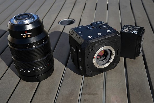 Panasonic ra mắt máy quay phim với thiết kế dạng khối vuông độc đáo - 2 Panasonic ra mắt máy quay phim với thiết kế dạng khối vuông độc đáo - 2