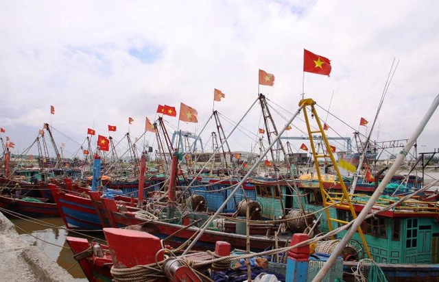 Ngư dân hối hả kéo thuyền bè lên bờ tránh bão - 8 Ngư dân hối hả kéo thuyền bè lên bờ tránh bão - 8