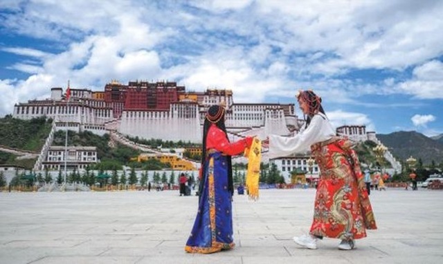 Tây Tạng đón gần 2 triệu du khách dịp Tuần lễ Vàng tháng 10 - 4