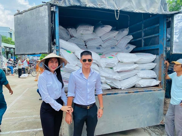 Công Vinh gọi Thủy Tiên là “cô vợ trời hành” vì một mình bay ra Huế cứu trợ - 3 Công Vinh gọi Thủy Tiên là “cô vợ trời hành” vì một mình bay ra Huế cứu trợ - 3