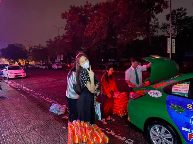 Công Vinh gọi Thủy Tiên là “cô vợ trời hành” vì một mình bay ra Huế cứu trợ - 4 Công Vinh gọi Thủy Tiên là “cô vợ trời hành” vì một mình bay ra Huế cứu trợ - 4