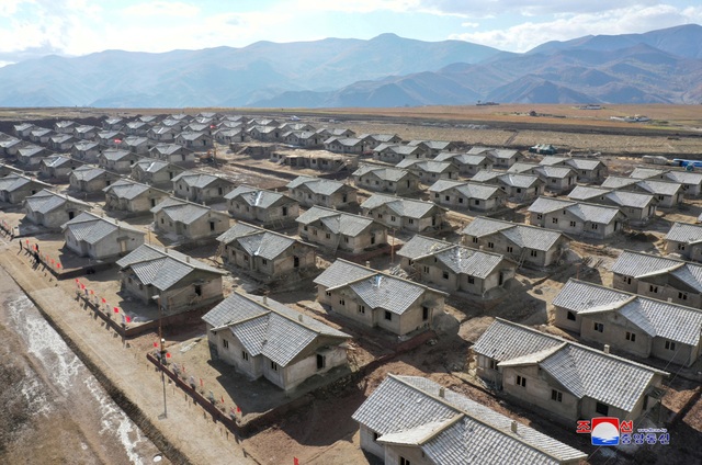 Ông Kim Jong-un chỉ đạo xây 25.000 nhà mới cho dân vùng bão - 7