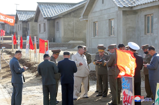 Kim Jong-un leads the construction of 25,000 new houses for people in stormy areas - 1