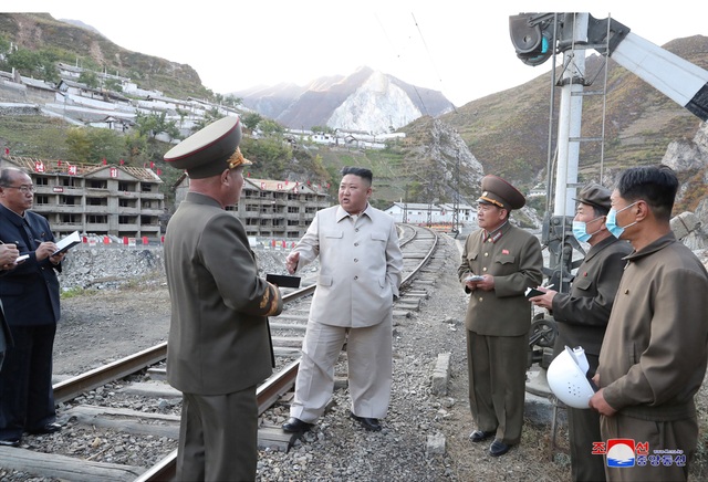 Kim Jong-un leads the construction of 25,000 new houses for people in stormy areas - 4