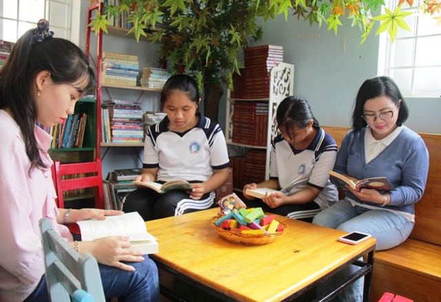 Bỏ thành phố về quê, mở thư viện phục vụ học sinh vùng biển - 1 Bỏ thành phố về quê, mở thư viện phục vụ học sinh vùng biển - 1