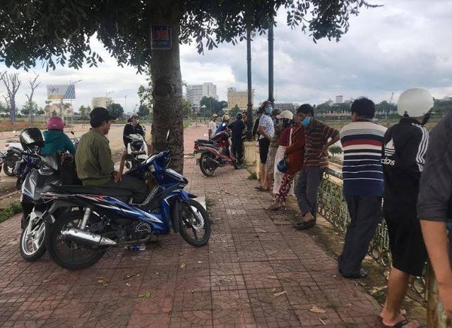 Tìm kiếm người nhảy sông sau khi phát hiện xe máy trên bờ - 1 Tìm kiếm người nhảy sông sau khi phát hiện xe máy trên bờ - 1