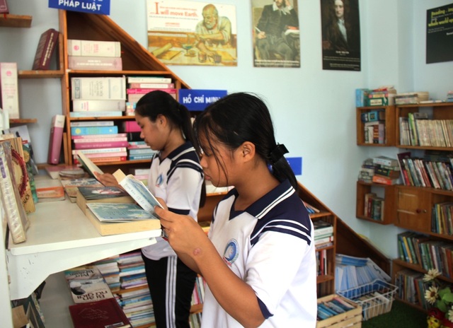 Bỏ thành phố về quê, mở thư viện phục vụ học sinh vùng biển - 2 Bỏ thành phố về quê, mở thư viện phục vụ học sinh vùng biển - 2