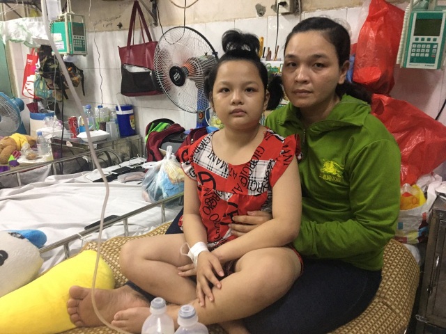Thương bé gái xinh đẹp bị bố bỏ rơi khi đang chống chọi bệnh tật - 2 Thương bé gái xinh đẹp bị bố bỏ rơi khi đang chống chọi bệnh tật - 2