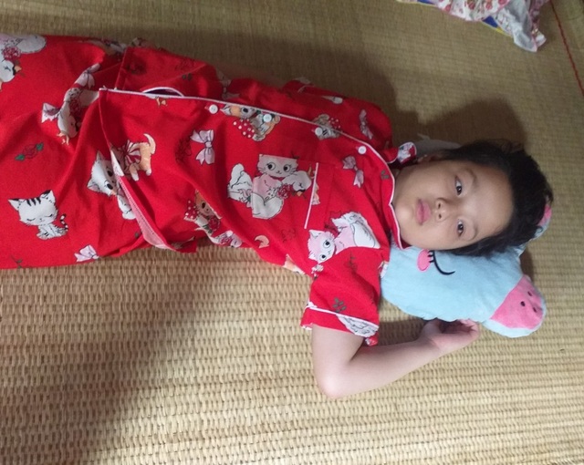 Thương bé gái xinh đẹp bị bố bỏ rơi khi đang chống chọi bệnh tật - 1 Thương bé gái xinh đẹp bị bố bỏ rơi khi đang chống chọi bệnh tật - 1