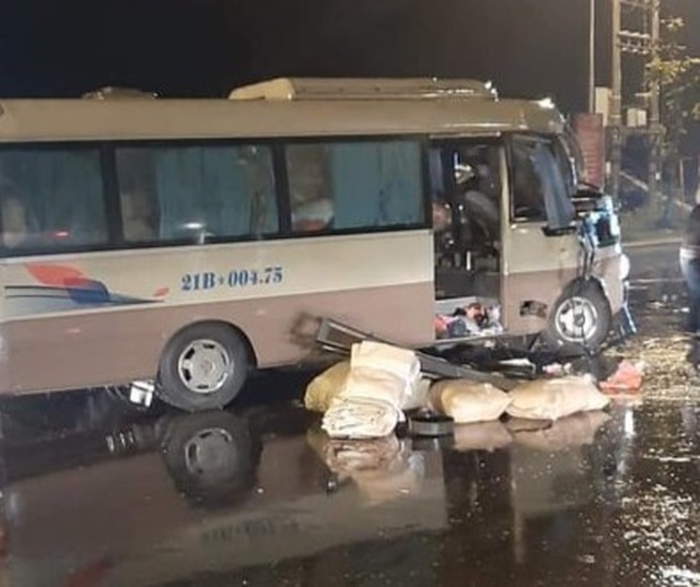 Yên Bái: Va chạm giữa ô tô khách và xe đầu kéo, 4 người bị thương - 2