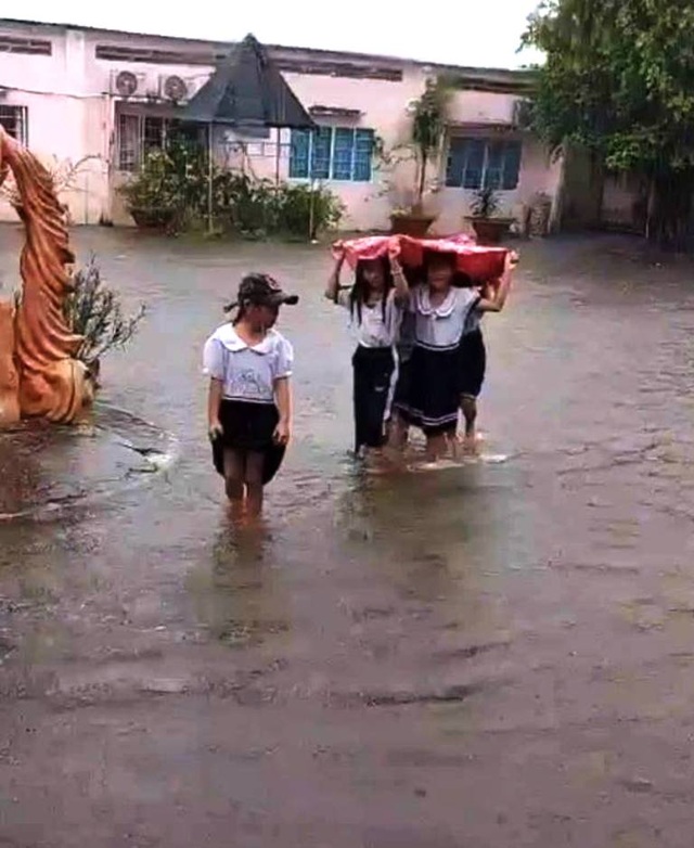 Kiên Giang: Bị ngập nước, hơn 70 trường cho học sinh nghỉ học 3 ngày - 1 Kiên Giang: Bị ngập nước, hơn 70 trường cho học sinh nghỉ học 3 ngày - 1