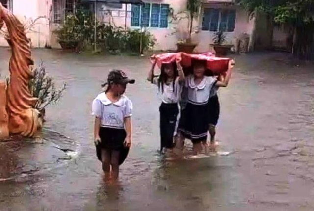 Hàng nghìn căn nhà chìm trong biển nước, hàng nghìn ha lúa bị ngập úng - 1 Hàng nghìn căn nhà chìm trong biển nước, hàng nghìn ha lúa bị ngập úng - 1
