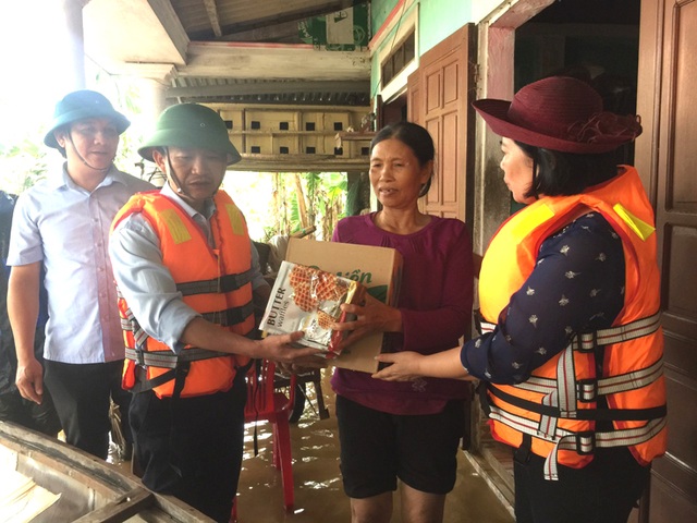Quảng Bình: Hàng ngàn suất quà đến với người dân vùng lũ - 1 Quảng Bình: Hàng ngàn suất quà đến với người dân vùng lũ - 1