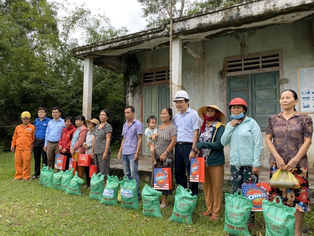 Quảng Bình: Hàng ngàn suất quà đến với người dân vùng lũ - 2 Quảng Bình: Hàng ngàn suất quà đến với người dân vùng lũ - 2