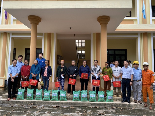 Quảng Bình: Hàng ngàn suất quà đến với người dân vùng lũ - 4 Quảng Bình: Hàng ngàn suất quà đến với người dân vùng lũ - 4