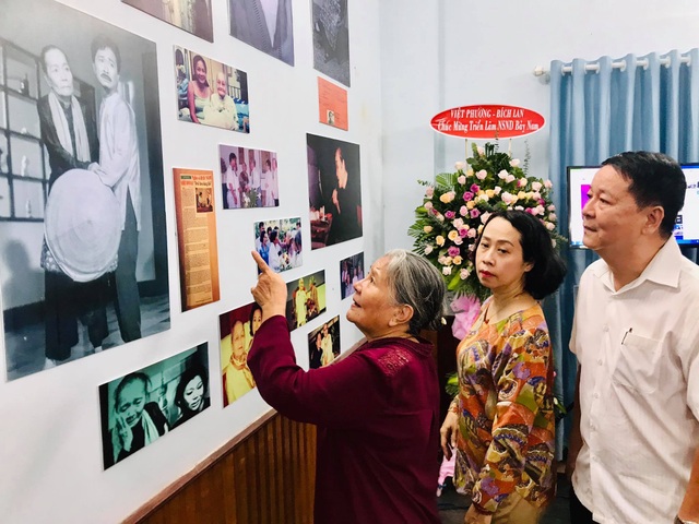Nhiều nghệ sĩ đến dự triển lãm 100 bức ảnh để đời của NSND Bảy Nam - 2