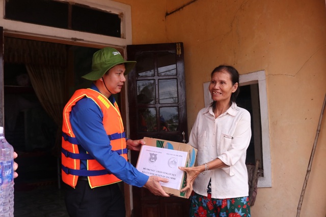 Quảng Bình: Hàng ngàn suất quà đến với người dân vùng lũ - 3 Quảng Bình: Hàng ngàn suất quà đến với người dân vùng lũ - 3