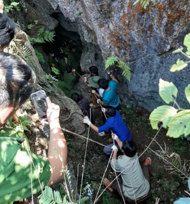 Đi tìm đá quý, nam thanh niên rơi xuống hang sâu 147m - 1 Đi tìm đá quý, nam thanh niên rơi xuống hang sâu 147m - 1