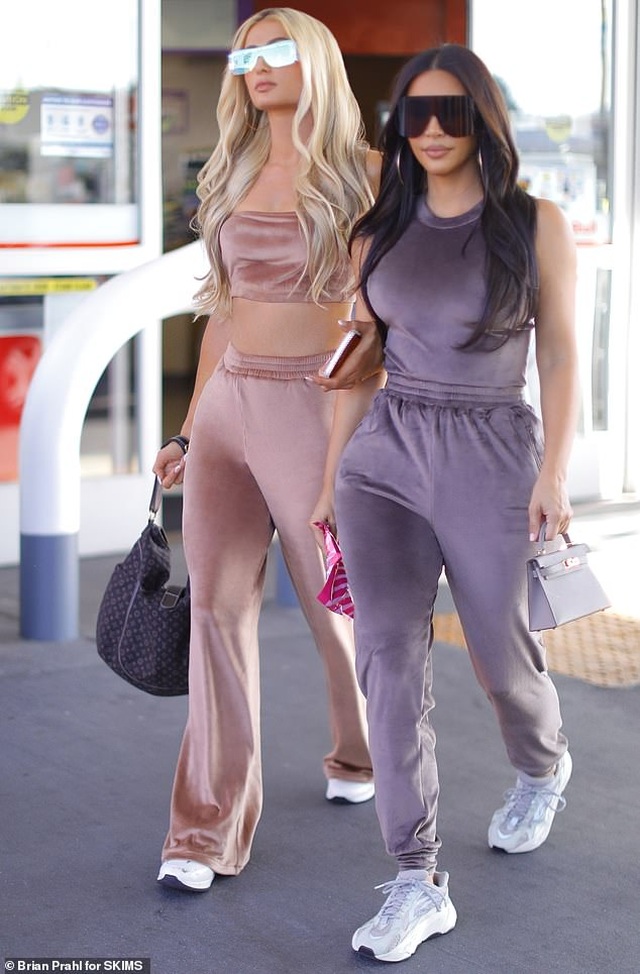 Paris Hilton khoe eo thon bên Kim Kardashian - 1