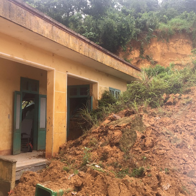 Mưa lũ gây sạt lở đất, hư hại phòng nội trú tại điểm trường miền núi - 2